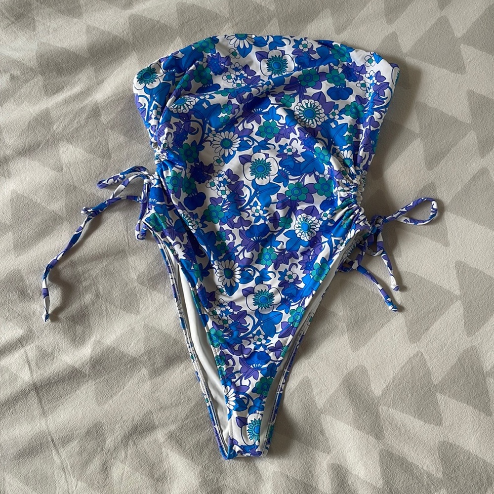 NWOT M Frankies Blue Floral One Shoulder One Piece Swimsuit